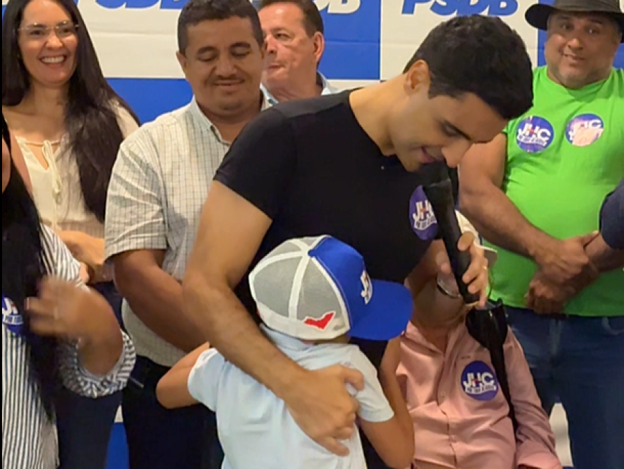 JHC compartilha fé em Abraão, Davi e Josué durante agenda do PSDB e é abraçado por criança em Alagoas