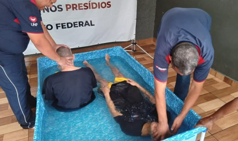 Mais de 50 detentos são batizados após ação evangelística dentro de presídio em Goiás