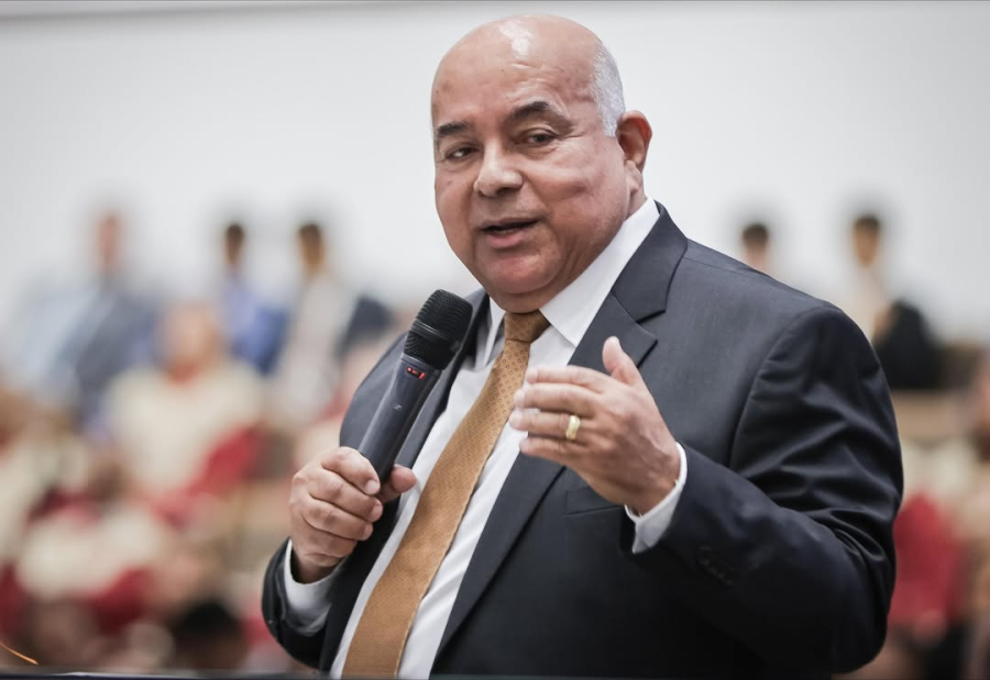 Pastor da IADPE cobra postura de homens que deixam sustento da casa só para a esposa